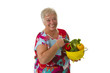 Seniorin mit frischem Gemuese