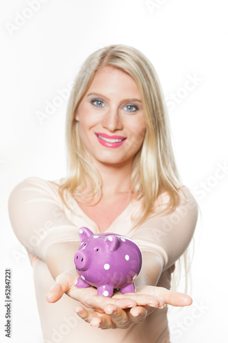 Photo: Junge Frau (25) mit Sparschwein Junge Frau (25) mit Sparschwein