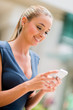 Foto: Business woman using cell phone Business woman using cell phone