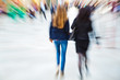 Photo: zwei Frauen beim Stadtbummel mit Zoom-Effekt zwei Frauen beim Stadtbummel mit Zoom-Effekt