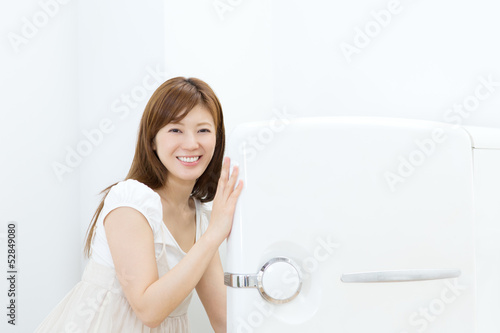 Photo: 冷蔵庫を開ける女性 冷蔵庫を開ける女性