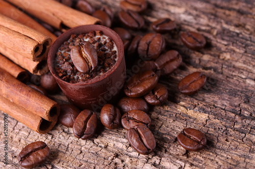 Photo: Zimtstangen, Kaffeebohnen und Kaffeetrüffel Zimtstangen, Kaffeebohnen und Kaffeetrüffel