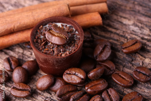 Photo: Kaffeepraline, Zimt und Kaffeebohnen Kaffeepraline, Zimt und Kaffeebohnen