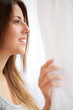 Foto: Beautiful caucasian woman looking at window Beautiful caucasian woman looking at window