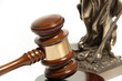Richterhammer vor einer Justitia