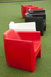 fauteuils en plastique sous la pluie