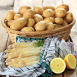 weißer Spargel servierfertig mit Kartoffelkorb
