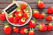 Frische Erdbeeren mit Schild und Text - strawberry, sign
