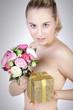 Hübsche nackte Frau mit Geschenk