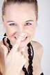 Foto: Junge Frau stupst Nase mit Creme und lacht Junge Frau stupst Nase mit Creme und lacht