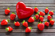frische Erdbeeren mit rotem Herz _ fresh strawberries, red heart
