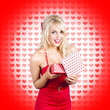 Foto: Stunning young blond beauty holding heart present Stunning young blond beauty holding heart present