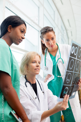 Photo: Female doctor and nurses look at CT scan Female doctor and nurses look at CT scan