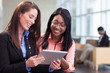 Foto: Two businesswomen in lobby Two businesswomen in lobby