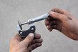 Foto: Car valve adjusting plate measure with micrometer tool Car valve adjusting plate measure with micrometer tool