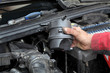 Foto: Mechanic replacing fuel filter at car diesel engine Mechanic replacing fuel filter at car diesel engine