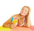 Foto: Cute woman drink tropical cocktail Cute woman drink tropical cocktail