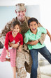 Foto: Children Greeting Military Father Home On Leave Children Greeting Military Father Home On Leave