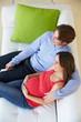 Foto: Overhead View Of Man Watching TV On Sofa With Pregnant Wife Overhead View Of Man Watching TV On Sofa With Pregnant Wife