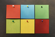 Foto: bunte Notizzettel auf Schwarz bunte Notizzettel auf Schwarz