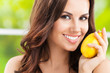 Foto: Young smiling woman with lemon, outdoor Young smiling woman with lemon, outdoor