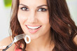Foto: Young woman with salad, outdoors Young woman with salad, outdoors