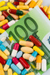 Eurogeldscheine und Tabletten