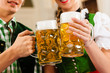 Foto: Young couple in traditional Bavarian Tracht in restaurant or pub Young couple in traditional Bavarian Tracht in restaurant or pub
