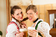 Foto: Two young women in Bavarian Tracht in restaurant Two young women in Bavarian Tracht in restaurant