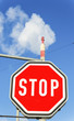 Industrieschlot und Stopptafel