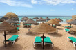 sonnenliegen am strand