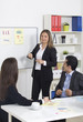 Foto: Woman making a business presentation to a group Woman making a business presentation to a group