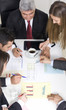 Foto: Businesspeople working together at meeting, discussing document Businesspeople working together at meeting, discussing document