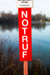 Schild mit Schriftzug Notruf