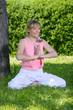 Frau-macht-Yoga-auf-Wiese