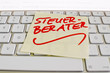 Notiz auf Computer Tastatur: Steuerberater