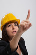 Donna in cantiere che indica