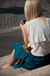 jeune femme blonde assise sur marches
