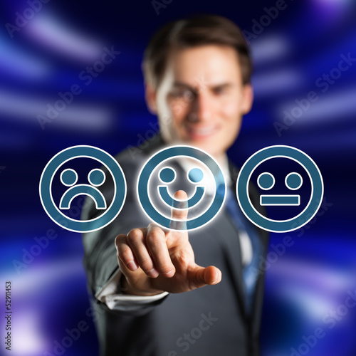 Photo: Mann wählt lachendes Smiley aus Mann wählt lachendes Smiley aus