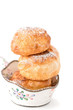 Donuts mit Puderzucker auf weißem Hintergrund