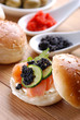 sandwich al salmone con uova di lompo