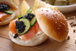 sandwich al salmone con uova di lompo