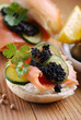 sandwich al salmone con uova di lompo