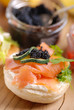 sandwich al salmone con uova di lompo