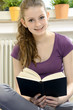 Foto: Schülerin liest Buch Schülerin liest Buch
