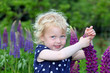 Foto: Kleines Mädchen im Garten Kleines Mädchen im Garten