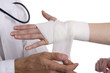 Hand ist mit einer Binde verbunden