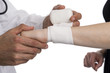 Hand ist mit einer Binde verbunden