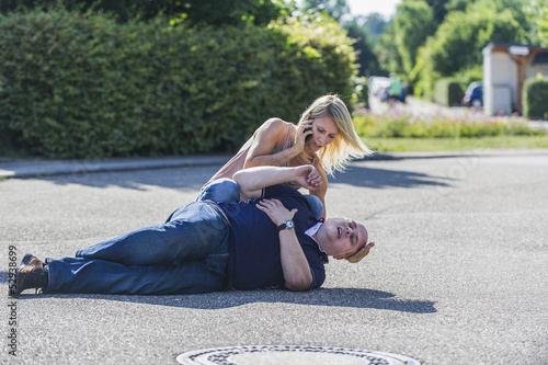 Photo: Mann mit Herzinfarkt erhält erste Hilfe Mann mit Herzinfarkt erhält erste Hilfe