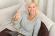 Photo: Frau auf der Couch Frau auf der Couch